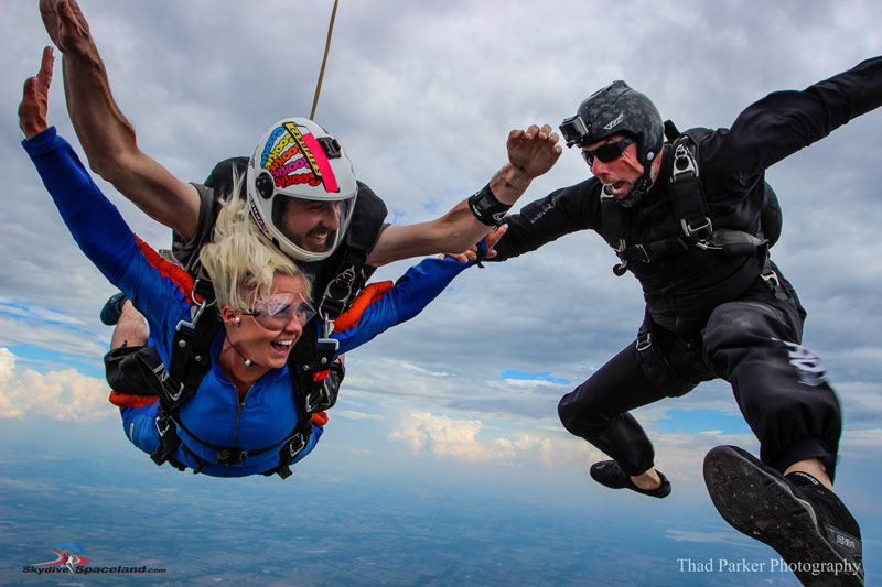 21 pilots ride skydiving